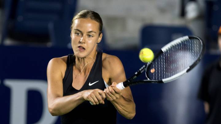 La tenista de Eslovaquia Anna Karolina Schamiedlova en acción ante la estadounidense Venus Williams.