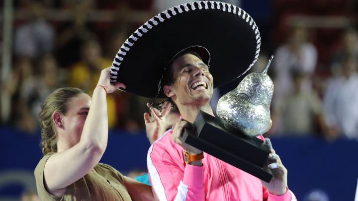 Rafa Nadal posa con el sombrero mexicano y el trofeo de campeón del Abierto Mexicano Telcel de Acapulco.