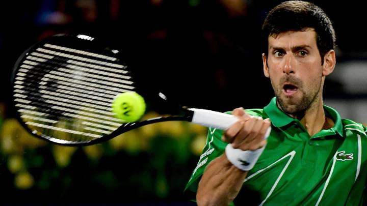 Novak Djokovic devuelve una bola en el Torneo de Dubai.