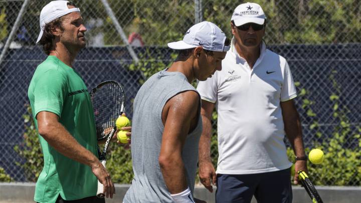 Rafa Nadal entrena bajo la mirada de Toni Nadal y Carlos Moyá en las pistas de hierba del Mallorca Open para comenzar su adaptación a las pistas de hierba para competir en el torneo de Wimbledon 2017.