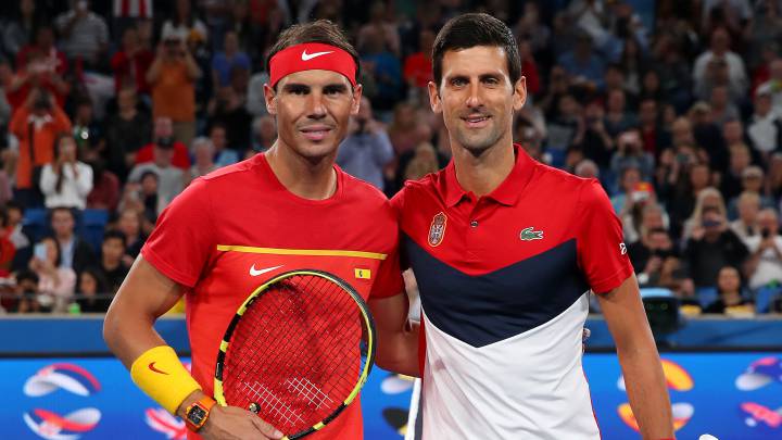 Novak Djokovic y Rafa Nadal posan antes de su partido en la final de la ATP Cup entre Serbia y España.