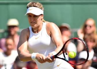 Carla Suárez aplaude el revés a una mano de Bouchard