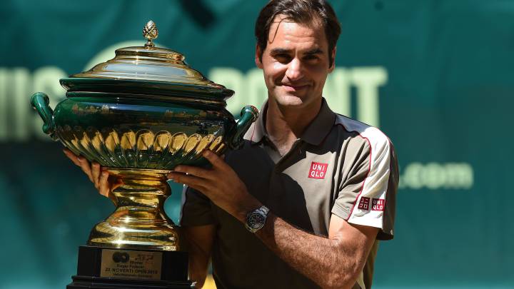 Roger Federer posa con el título de campeón del Noventi Open de Halle de 2019 tras ganar en la final a David Goffin.