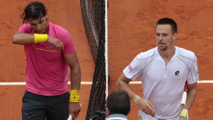 Rafa Nadal y Robin Soderling dejan la pista tras la victoria del sueco ante el español en Roland Garros de 2009.
