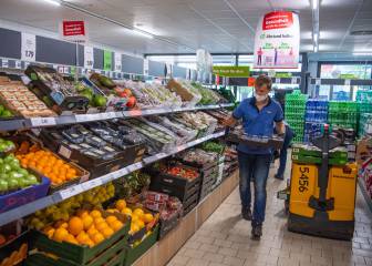 Kevin Krawietz repone fruta en un supermercado