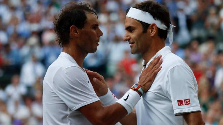 Rafa Nadal y Roger Federer se saludan tras un partido en Wimbledon.