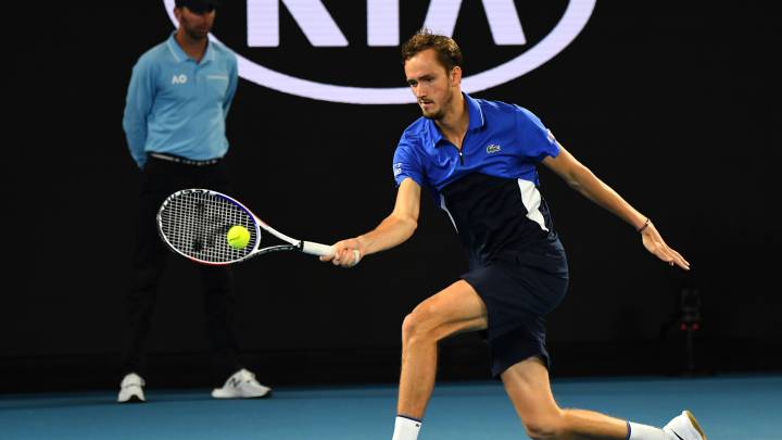 Daniil Medvedev devuelve una bola ante Alexei Popyrin durante su partido en el Open de Australia.