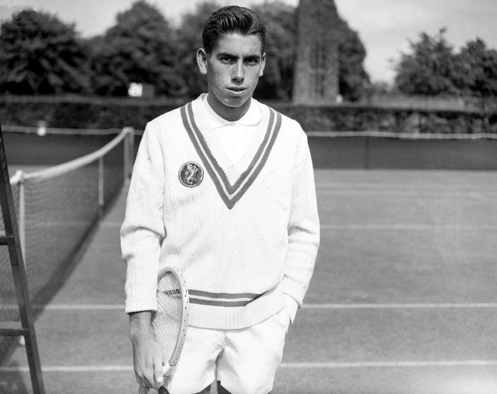 Manolo Santana, pionero y leyenda del tenis español, nació el 10 de mayo de 1938 en el seno de una familia humilde, comenzó como recogepelotas en el Club Velázquez a la edad de 10 años. Con el apoyo de la familia Álvaro Romero-Girón pudo recibir estudios y seguir jugando al tenis.