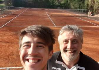 Un tenista francés reconstruye una pista en casa de su vecino