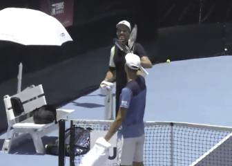 La broma de un tenista tras ganar un partido sin público