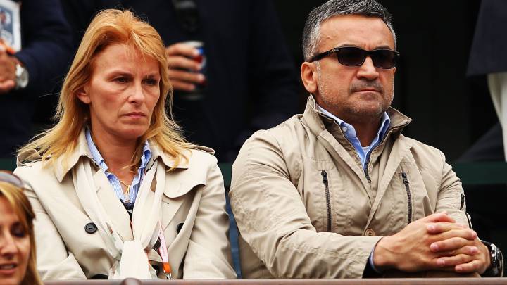 Dijana y Srdjan Djokovic, padres de Novak Djokovic, durante un partido de su hijo en Roland Garros de 2012.