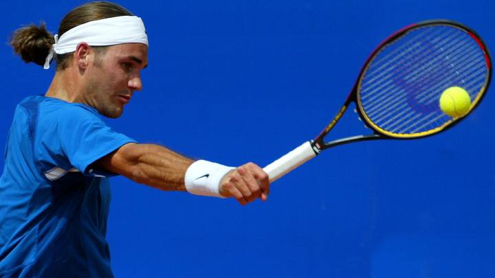 Roger Federer devuelve una bola ante Mariano Zabaleta durante su partido en el Masters 1.000 de Roma de 2003.