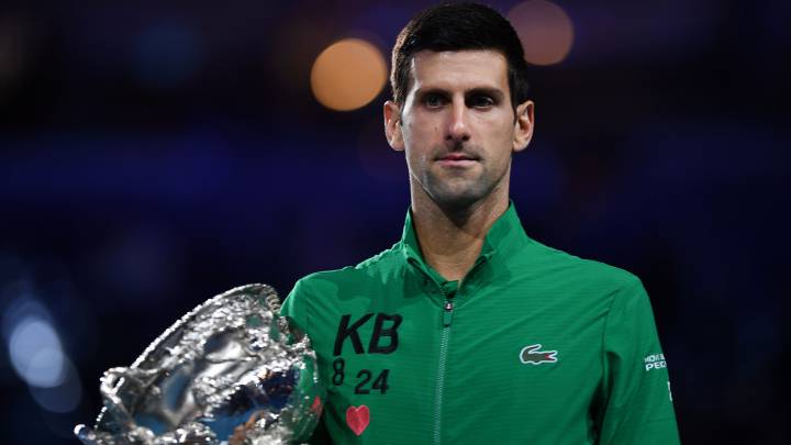 Novak Djokovic posa con el trofeo de campeón del Open de Australia 2020.