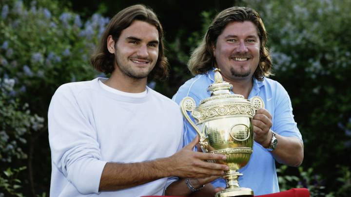 Roger Federer y su entrenador Peter Lundgren posan con el trofeo de campeón de Wimbledon 2003.