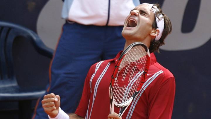 Roger Federer celebra su victoria ante Rafael Nadal en la final del Masters 1.000 de Hamburgo de 2007.