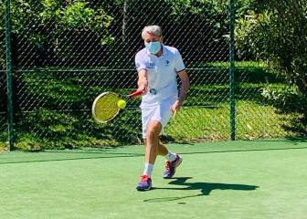 El gran Manolo Santana se entrena con 82 años y mascarilla