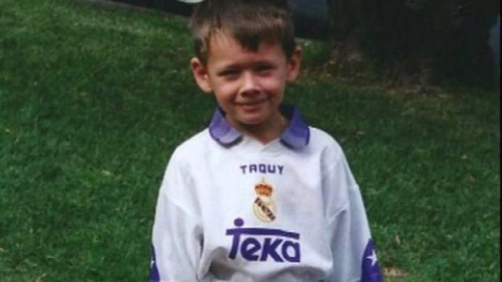 Alex de Miñaur posa con la equipación del Real Madrid cuando era pequeño.