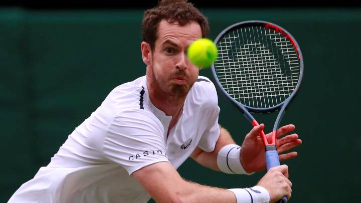 Andy Murray devuelve una bola durante su partido de dobles mixtos en Wimbledon de 2019.