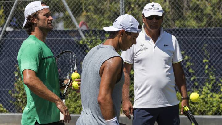 Rafa Nadal,  junto a sus entrenadores Toni Nadal y Carlos Moyá durante un entrenamiento previo a Wimbledon de 2017.