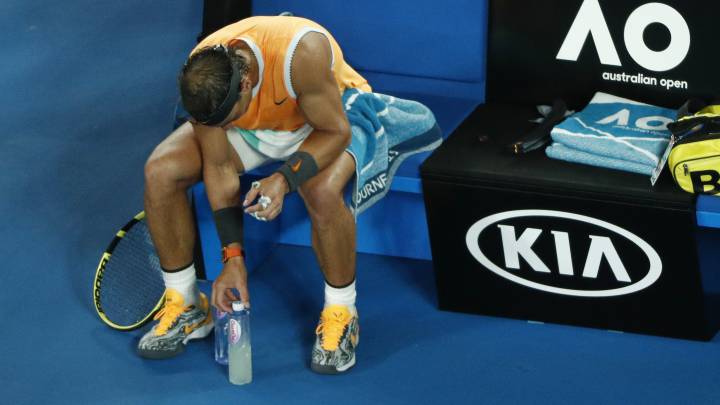 Rafa Nadal coloca las botellas durante un partido en el Open de Australia.