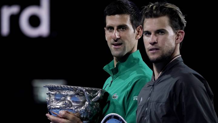 Novak Djokovic y Dominic Thiem posan en la entrega de trofeos del Open de Australia 2020.