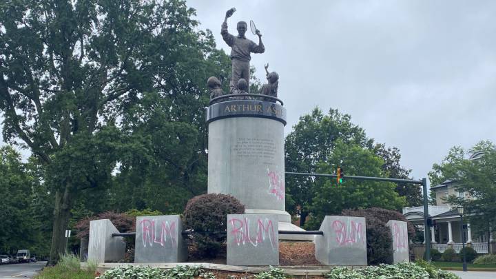 La estatua de Arthur Ashe, vandalizada en Richmond