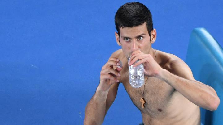 Novak Djokovic bebe agua durante su partido ante Fernando Verdasco en el Open de Australia 2017.