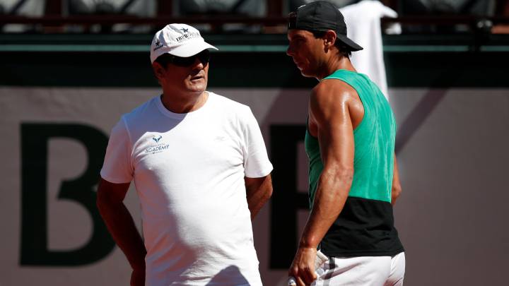 Toni Nadal habla con su sobrino Rafael Nadal durante un entrenamiento en Roland Garros 2017.