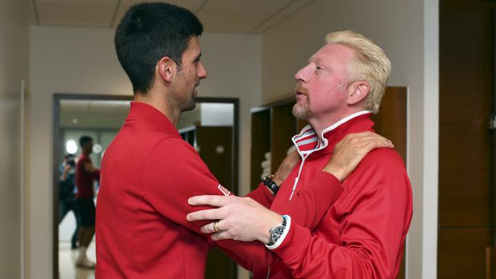 Novak Djokovic y Boris Becker hablan tras la final de Roland Garros 2016.