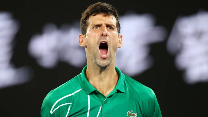 Novak Djokovic celebra un punto ante Roger Federer en el Open de Australia 2020.