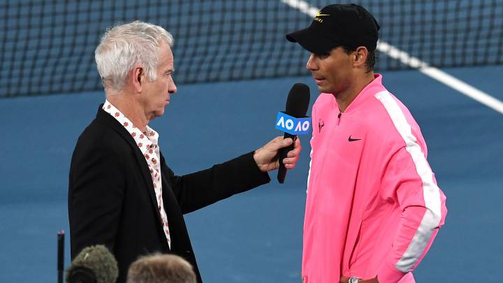 Rafa Nadal habla con John McEnroe tras su victoria ante Nick Kyrgios en el Open de Australia 2020.