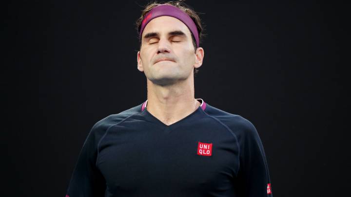 Roger Federer se lamenta durante su partido ante Novak Djokovic en el Open de Australia 2020.