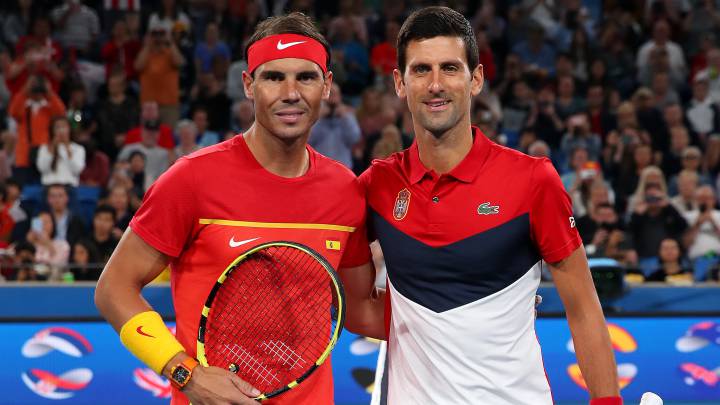 Novak Djokovic y Rafa Nadal posan antes de su partido en la final de la ATP Cup entre Serbia y España.