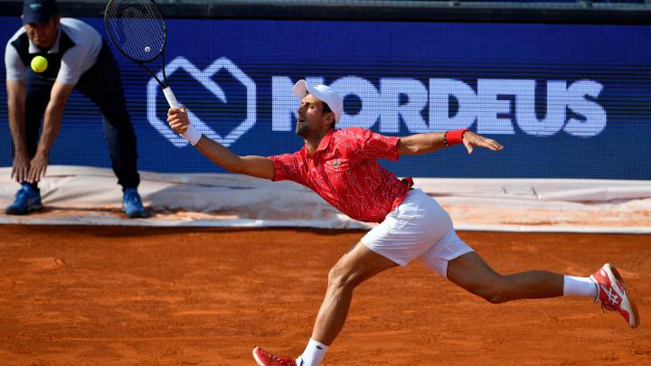 Novak Djokovic devuelve una bola durante su partido ante Viktor Troicki en el Adria Tour de Belgrado.