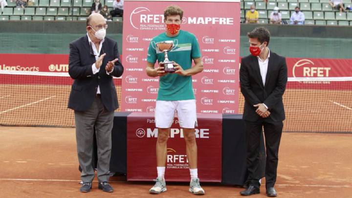 Pablo Carreño posa con el trofeo de ganador de la primera cita de la Liga MAPFRE de la RFET.
