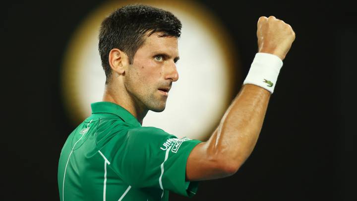 Novak Djokovic celebra un punto durante su partido ante Roger Federer en las semifinales del Open de Australia 2020.