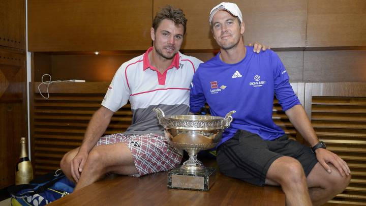 Stan Wawrinka posa junto a su técnico Magnus Norman tras conquistar el título en Roland Garros en 2015.