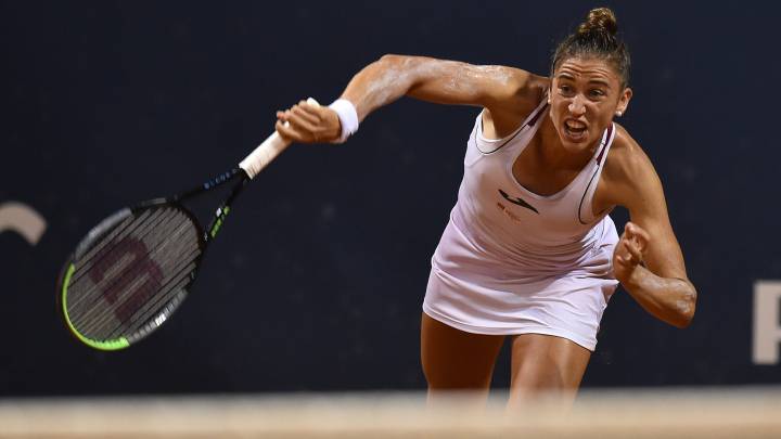 Sara Sorribes saca durante su partido ante Dayana Yastremska en el Palermo Ladies Open.