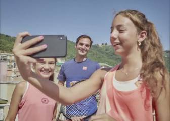 Federer regala a dos niñas un campus en la Academia Nadal