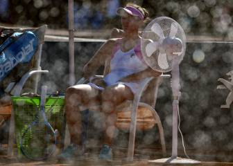 Improvisada ducha en la pista para combatir el calor