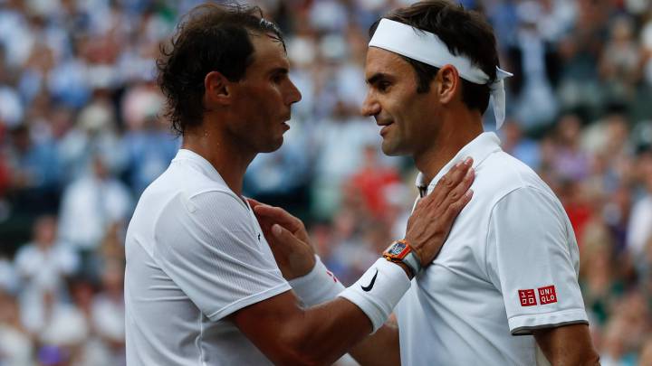 Rafa Nadal y Roger Federer se saludan tras su partido de semifinales en Wimbledon 2019.