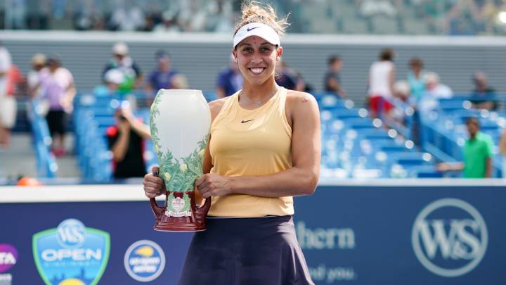 Madison Keys posa con el título de campeona del Western and Southern Open de Cincinnati 2019.