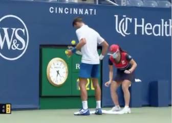 Tenis post pandemia: Djokovic y su gracioso e incómodo momento con una pasapelotas