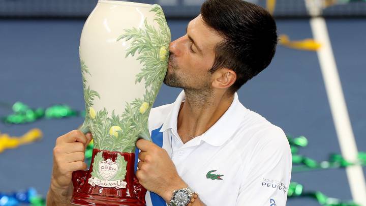 Novak Djokovic besa el trofeo de campeón tras derrotar a Milos Raonic en la final del Western & Southern Open, el Masters 1.000 de Cincinnati, en el USTA Billie Jean King National Tennis Center de Nueva York.