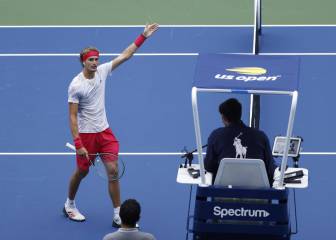 Zverev no se enreda y Tsitsipas supera un partido sin ritmo