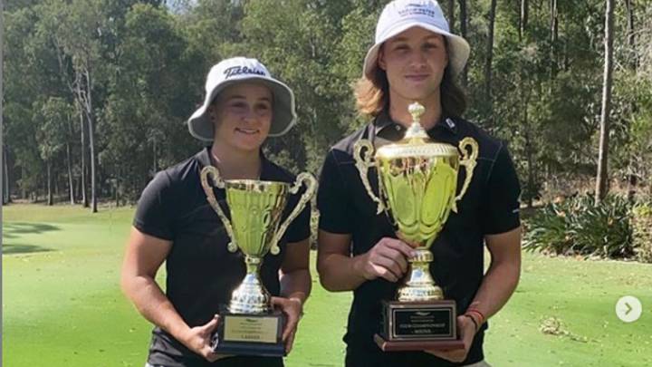 Ashleigh Barty posa como campeona del torneo femenino del Brookwater Golf Club en Australia.