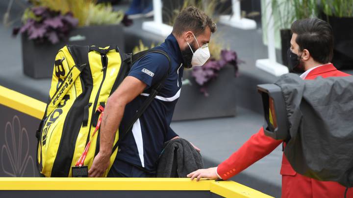 Benoit Paire abandona la pista tras retirarse en su partido ante Casper Ruud en el Torneo de Hamburgo.
