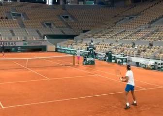 Rafa Nadal entrena en Roland Garros bajo techo y con focos