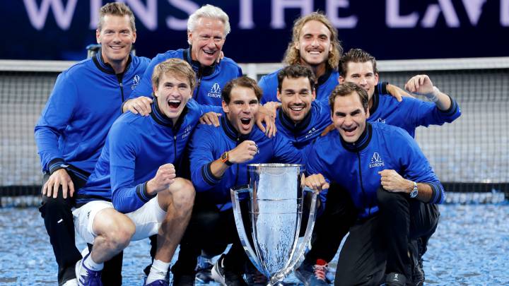 Bjorn Borg, Thomas Enqvist, Alexander Zverev, Dominic Thiem, Fabio Fognini, Stefanos Tsitsipas, Roger Federer y Rafa Nadal posan con el título de campeones de la Laver Cup 2019 en Ginebra.
