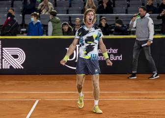 Rublev impone su pegada ante Tsitsipas y alza el título